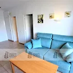 BENALBEACH. Apartamento con vista al mar. Piscina todo el año. Primera linea de playa.